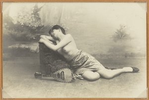 Femme allongée avec mandoline - French Photographer