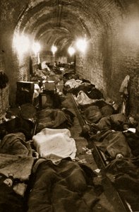 Les habitants du Havre se réfugient dans les tunnels de train, septembre 1940 - French Photographer