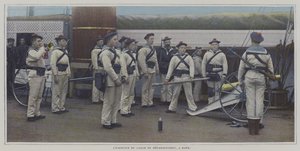 Marins effectuant un exercice avec un canon de débarquement à bord d