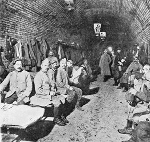 Quartiers de sommeil dans le fort de Douaumont, c.1916 - French Photographer