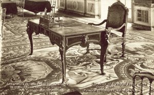 Table dans la Galerie des Glaces au Palais de Versailles sur laquelle le Traité de Versailles a été signé
