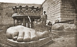 La construction de la Statue de la Liberté, détail des pieds, vers 1876 - French Photographer