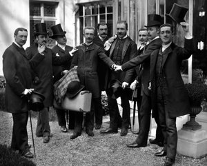 La réunion des amis du photographe, Théodore Ducos (1849-1913), devant l