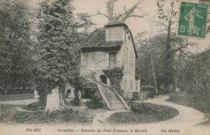 Le moulin au Hameau de la Reine, retraite rustique construite pour Marie-Antoinette dans le parc du Château de Versailles près du Petit Trianon - French Photographer