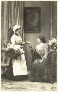 La maîtresse de maison donnant des instructions à sa servante - French Photographer