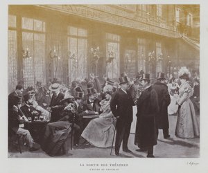 Spectateurs devant la Taverne Pousset à Paris après une représentation