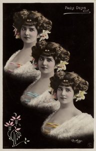 Trois têtes féminines identiques