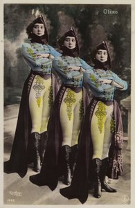 Trois femmes identiques