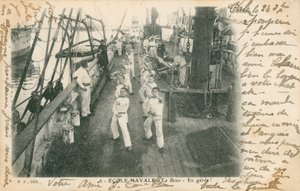Marins en formation à une école navale française prenant une leçon de boxe sur le pont - French Photographer