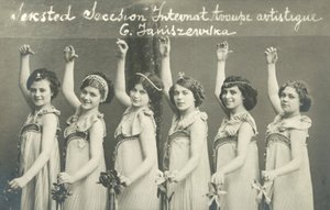 Troupe de jeunes danseuses, souriantes