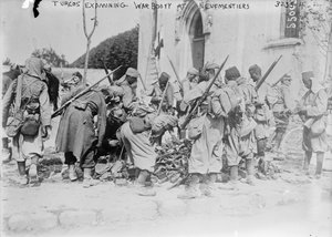 Turcos examinant le butin de guerre à Neufmentiers, 1914 (photographie) - French Photographer