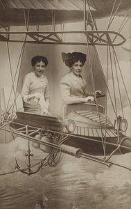 Deux femmes pilotant un avion - French Photographer