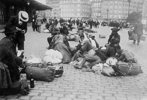 Réfugiés de guerre, Gare de Lyon, Paris, 1914 - French Photographer