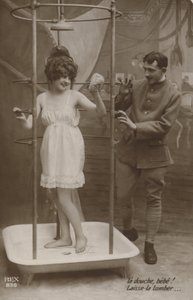 Femme sous une douche avec un soldat - French Photographer