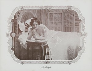 Femme se relaxant au lit - French Photographer
