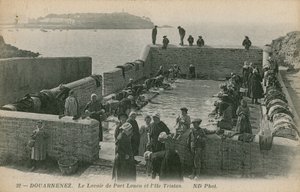 Femmes lavant le linge au port de Louen - French Photographer