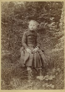Jeune fille à la campagne, France, vers 1890 - French Photographer