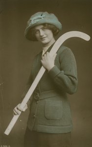 Jeune femme portant une crosse de hockey sur l