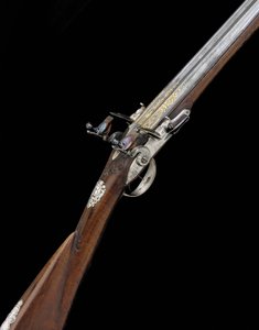Un fusil de chasse français à silex à double canon de 20 calibres, monté en argent, c.1725 - French School