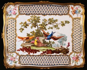 Un plateau de Sèvres Louis XV décoré de trois oiseaux exotiques dans un paysage, formant le dessus d