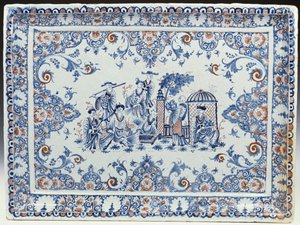 Un plateau rectangulaire de Rouen, peint en bleu et rouge fer