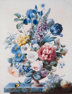 Un vase de fleurs sur un rebord avec des raisins et des pêches - French School