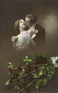 Un couple amoureux et des branches de houx. Carte postale du début du 20e siècle - French School