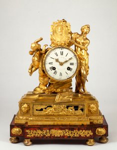 Pendule de cheminée en bronze doré Louis XV tardif avec un médaillon de profil d