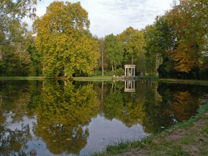Vue du Château : les jardins avec le Temple de Vénus