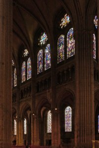 Vue des fenêtres du triforium nord de la nef