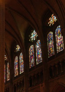 Vue des fenêtres du triforium nord de la nef