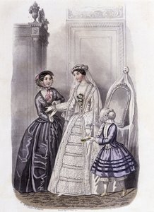 Une femme en robe de mariée entourée d