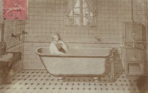 Une femme dans le bain dans une salle de bain