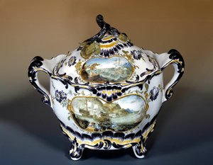 Art Français : grande soupière, décor pourpre de style rocaille du XVIIIe siècle. Paris, Arts décoratifs - French School