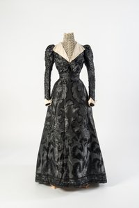 Robe en soie noire à motifs avec chemisette à col haut en dentelle crème, début des années 1890 - French School