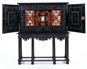 Cabinet sur pied - French School