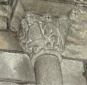 Chapiteau représentant des chevaliers locaux combattant les Maures