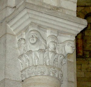 Chapiteau représentant trois femmes