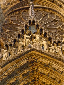 Cathédrale de Reims : détail de la façade représentant le Couronnement de la Vierge - French School