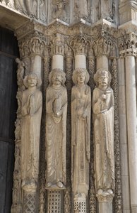 Cathédrale de Chartres, détail du portail royal, de gauche à droite, un prophète, le roi David, une reine, Salomon