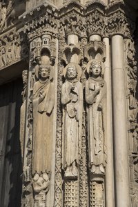 Cathédrale de Chartres, détail de la baie à droite du portail royal, de gauche à droite, un roi, Roland, Louis VII