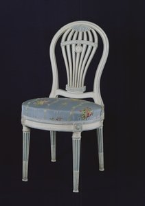 Chaise avec dossier en forme de Montgolfière, XVIIIe siècle (bois peint et soie)