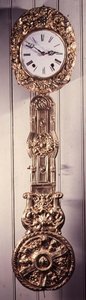Horloge Comptoise avec entourage en laiton pressé pour le cadran, et détail du pendule - French School