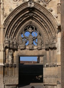 Dépeignant le centre de la porte fortifiée - French School