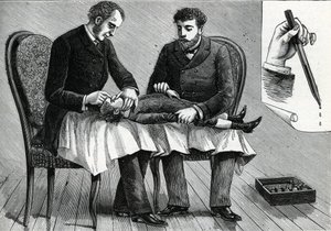 Médecins examinant les yeux d