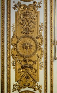 Porte en bois du Salon de Vénus avec soleil et sceptre. XVIIe siècle Versailles, Musée du Château