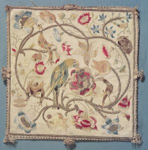 Broderie avec un motif de perroquets