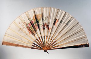 Éventail de fiançailles représentant des chérubins tenant un panier de roses, organza peint à la tempera