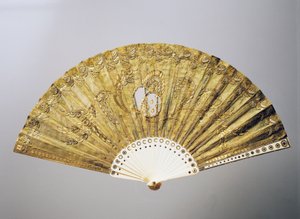 Éventail de soirée avec motifs floraux stylisés en soie avec paillettes, côtes en os incrusté