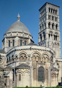Vue extérieure du chevet avec les chapelles absidiales et le clocher, construit vers 1125-1135
